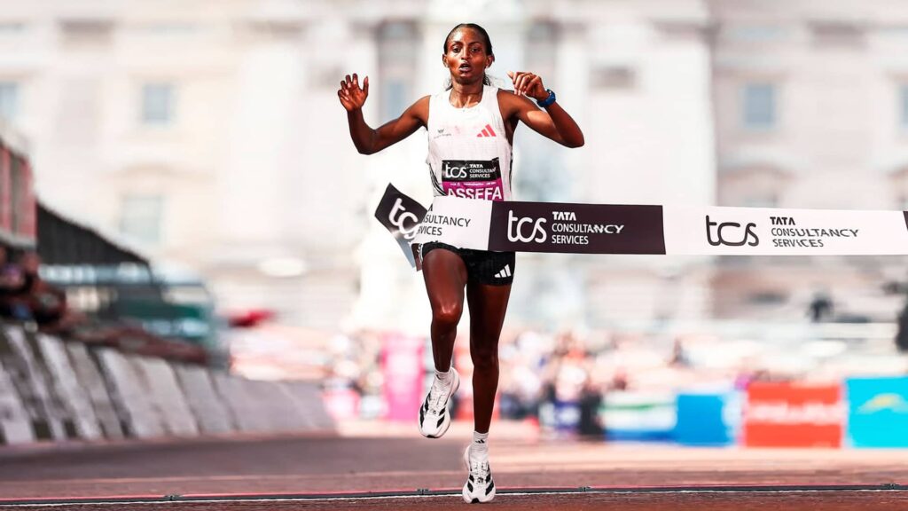 Tigst Assefa rompe récord mundial en el Maratón de Londres 2025 - Ruta Running