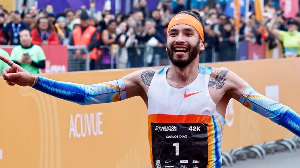 Carlos Díaz hace historia en la Maratón de Santiago 2025 - Ruta Running