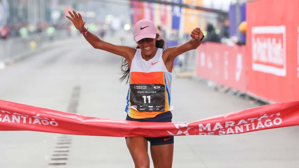 Jovana de la Cruz conquista la Maratón de Santiago 2025 con un desempeño impresionante - Ruta Running