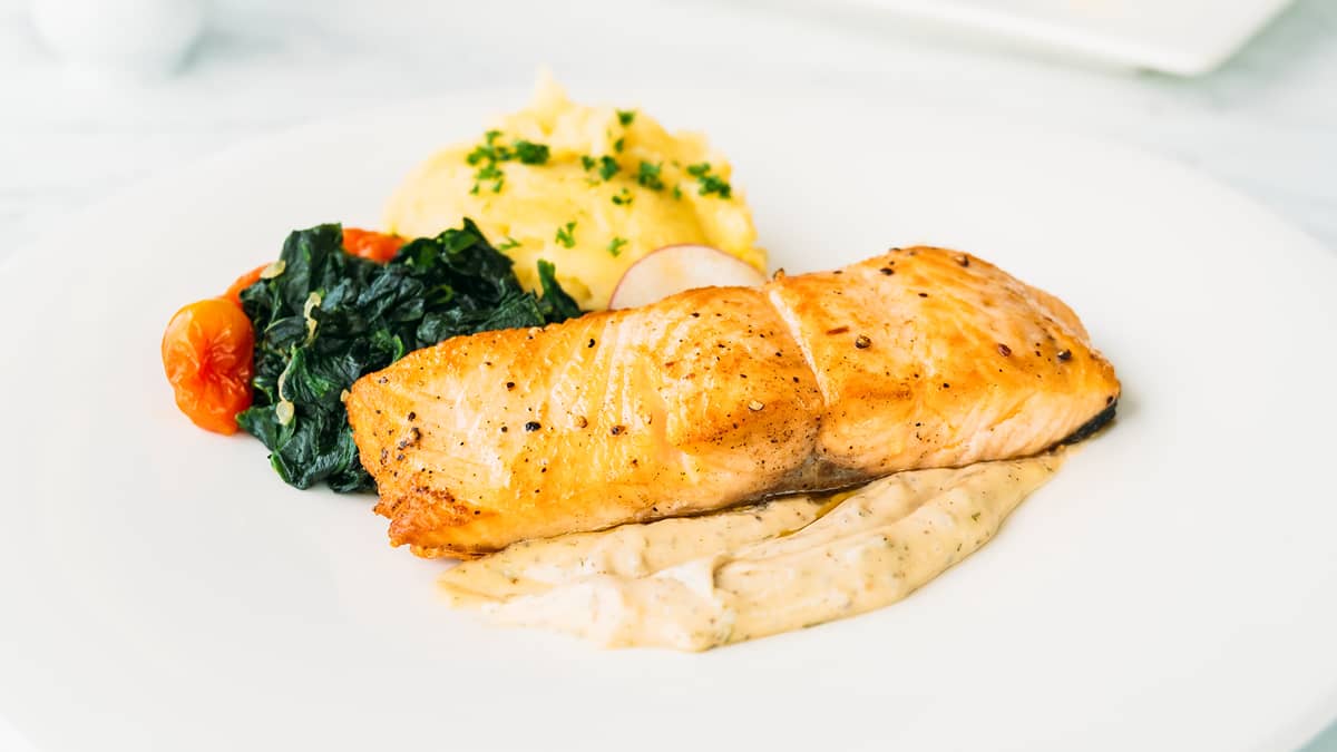 Filete de salmón con pure de papas y verduras - Ruta Running