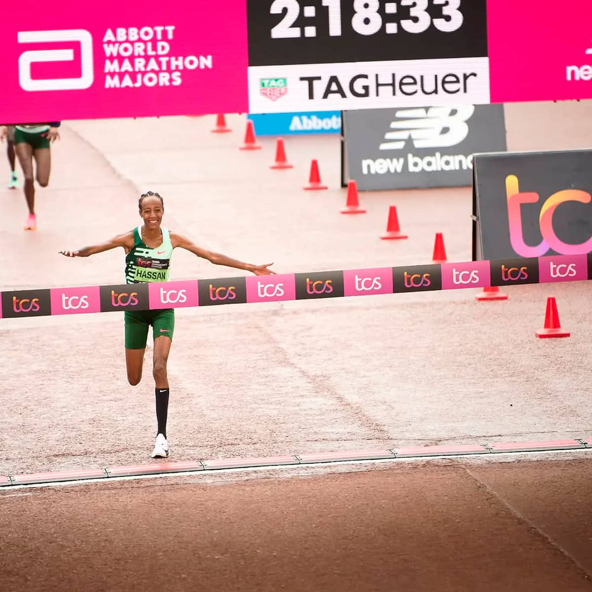 Hassan llegando en primer lugar en la Maratón de Londres - Ruta Running