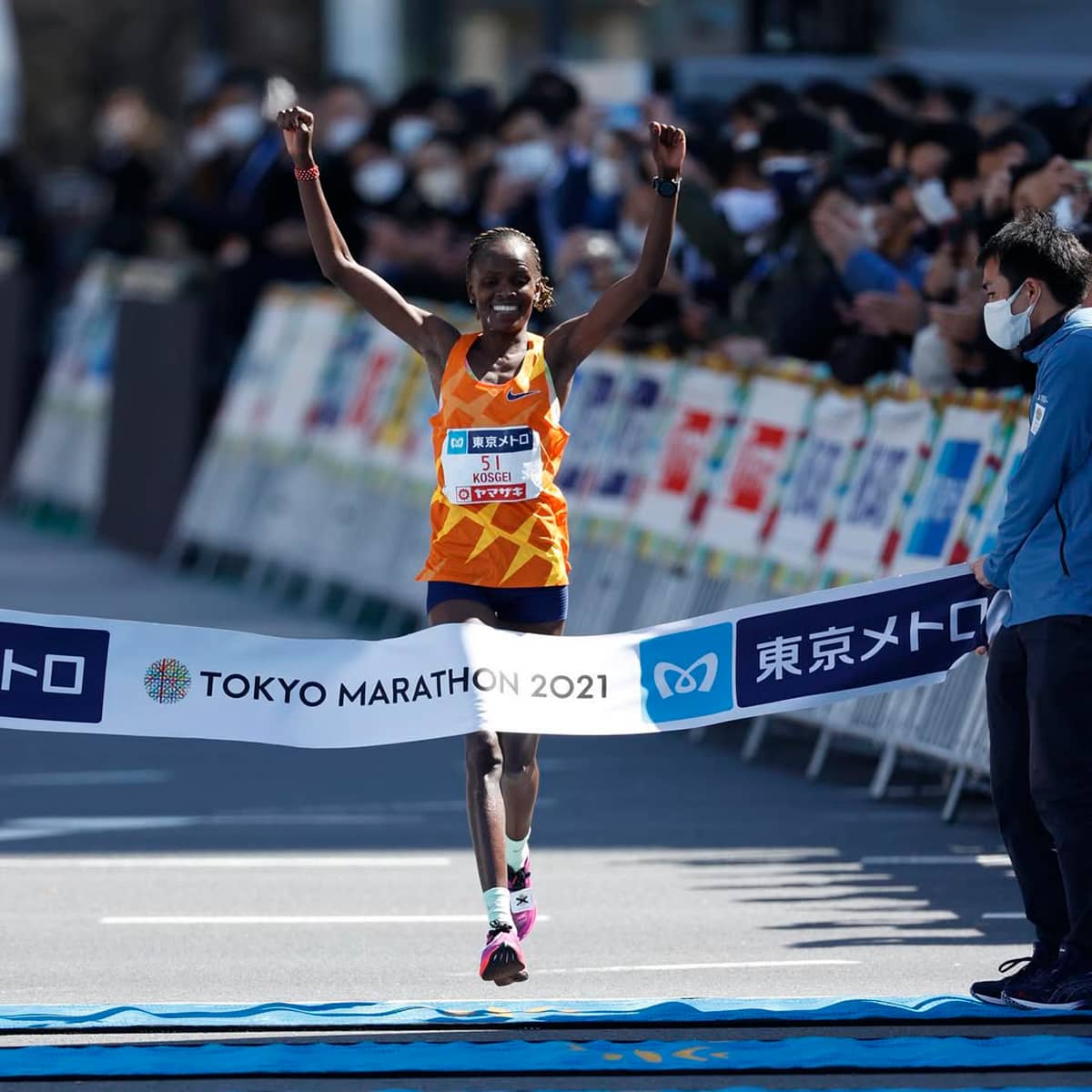 Kosgei ganando la Maratón de Tokio 2021 - Ruta Running
